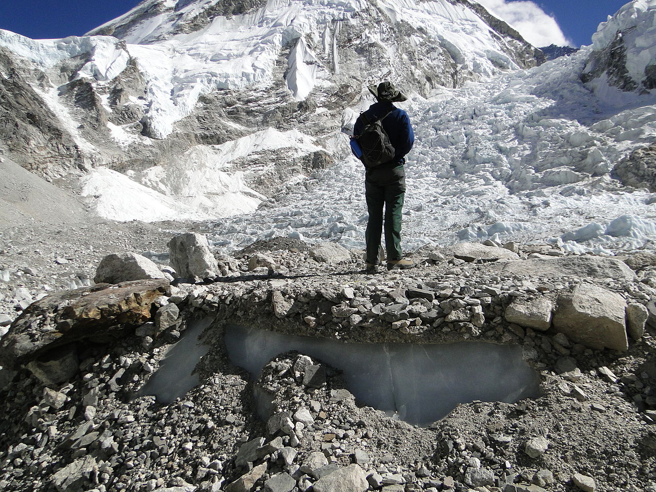 1280px-South_Everest_Base_Camp_sleeping_platform